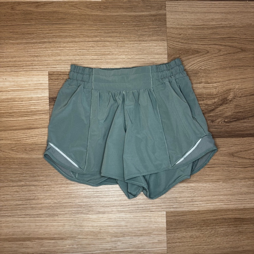 Lululemon Hotty Hot 2.5” Shorts Size 4 Small Sage Green No Liner